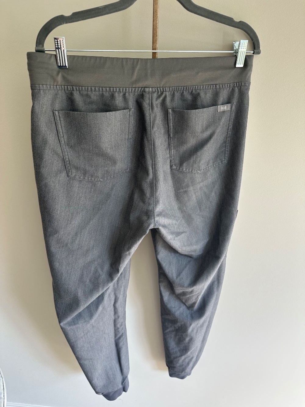 FIGS women’s scrub set (gray) - Picture 4 of 9